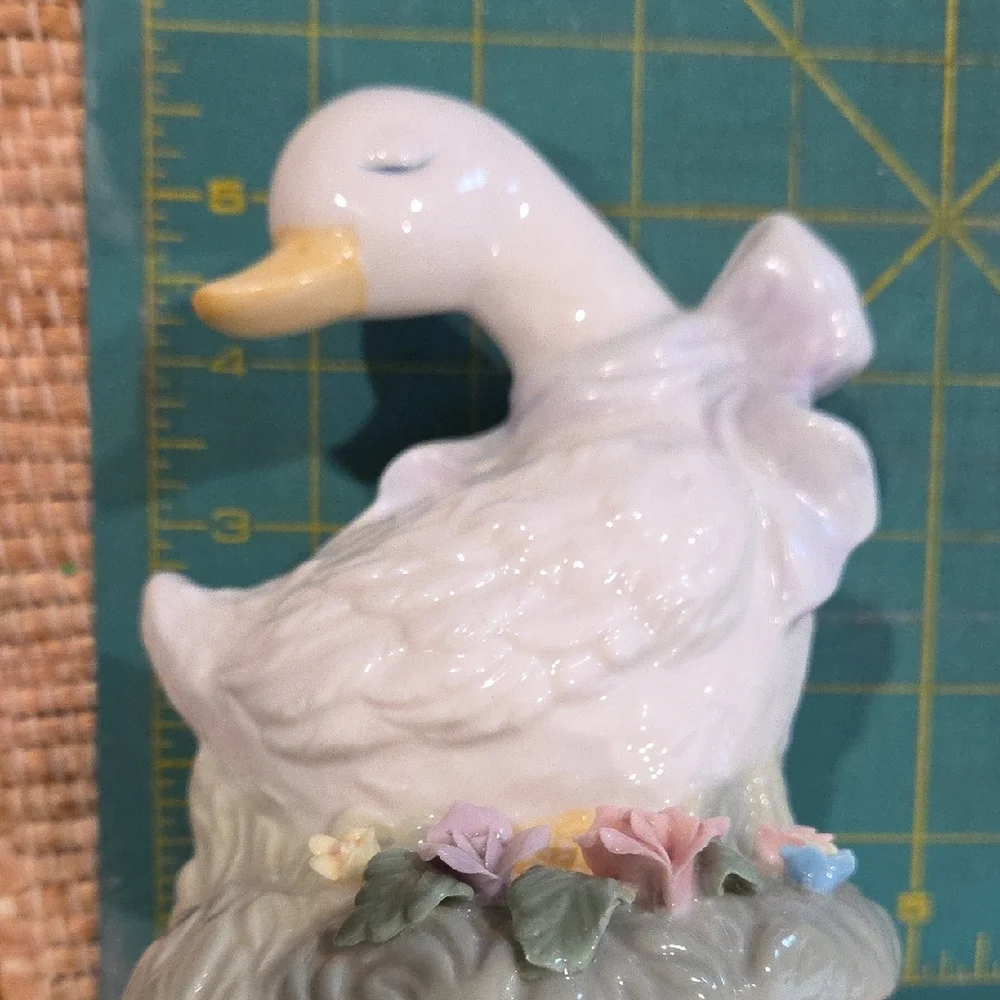 Elegant White Duck Figurine with Floral Accents plays music - Picture 4 of 4